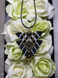 Arany-fekete-fehér-zöld medál